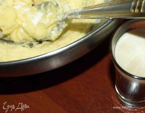 Масло взбить с сахаром и солью до кремообразного состояния. Добавить ликер, молоко и тщательно перемешать.
