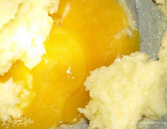 Добавить два желтка и немного муки (чтоб тесто не расслаивалось). Хорошо перемешать. 