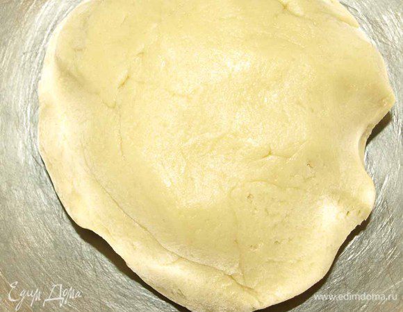 Добавить остальную муку с разрыхлителем и замесить гладкое, мягкое тесто. Тесто должно быть мягким, податливым и не прилипать к рукам. Отправить в холодильник на 20-30 минут.