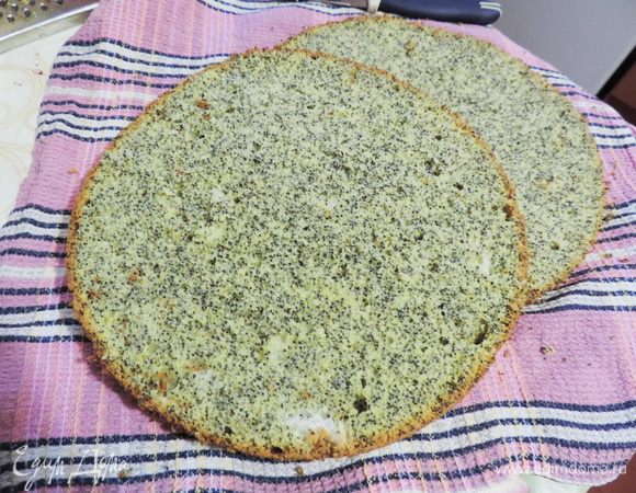 Готовый бисквит остудить. У меня он получился слишком высоким. Я его разрезала на три пласта и самый верхний отдала на съедение. Можно количество всех ингредиентов уменьшить на 1/5. То есть испечь бисквит на 4 яйцах с соответственным уменьшением остальных продуктов. Его можно будет спокойно разрезать на 2 части. Смотрите, как вам удобнее.