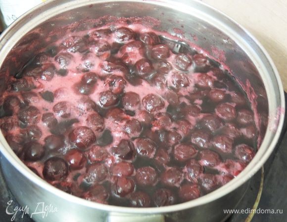 Теперь можно взяться за желе. Вишня у меня замороженная без косточек. Я ее, не размораживая, положила в сотейник, добавила сахар и воду, довела на большом огне до кипения. Появляется пенка, которую надо обязательно снять. Даем покипеть на небольшом огне 10 минут. Затем добавляем агар-агар. Чайные ложки набираем без (!) верха. Даем покипеть еще пять минут.