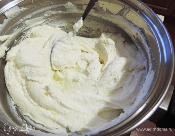 Пока желе застывает, протрем через сито творог. Добавим 2 столовые ложки сметаны из общего количества и взбиваем все блендером до однородного пастоподобного состояния. Натираем с лимона цедру (только желтую часть) и добавляем в творог.