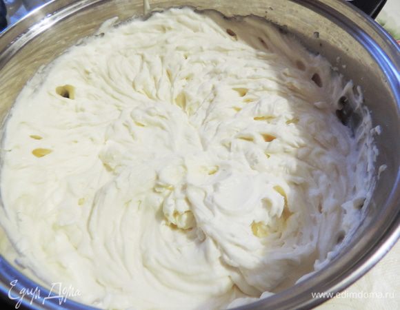Сметану с сахаром и ванилином взбиваем до растворения последнего и до получения густого крема, который хорошо держит рельеф. Сметану берем с жирностью 25% и выше, в идеале - домашнюю.