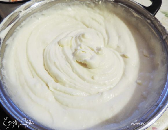 Теперь соединяем творожную массу со сметанным кремом. Добавляем раствор желатина и взбить миксером на самой маленькой скорости до однородности. Получаем вот такой густой и вкусный крем.