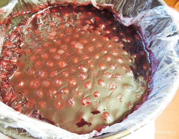 Форму, в которой выпекался бисквит, выстилаем пищевой пленкой и выливаем туда горячее желе. Отправляем застывать в прохладное место. Желе на агаре застынет и при комнатной температуре, но на это уйдет больше времени.