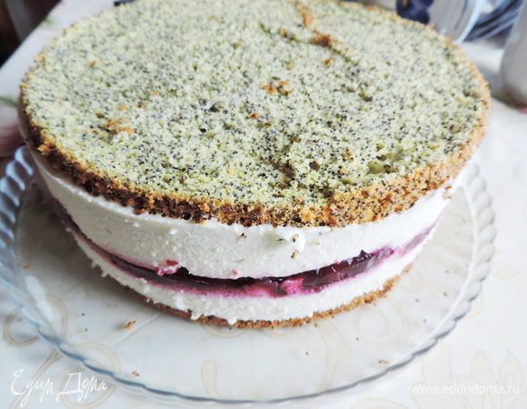 Торт с застывшим суфле освобождаем от формы. Его можно просто смазать сверху вашей любимой шоколадной глазурью, а можно приготовить белковый крем и покрыть поверхность кремом. Так будет еще вкуснее.