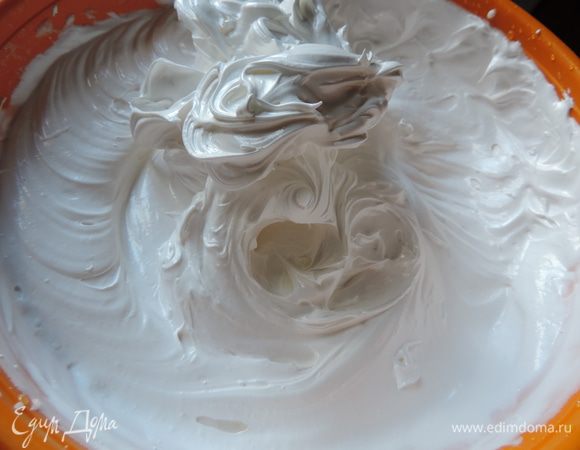 Готовим белковый заварной крем. Как это сделать, смотрим тут http://www.edimdoma.ru/retsepty/65842-tort-vafelnaya-bezuminka. Смазываем торт кремом. На боках, там где желе, крем будет медленно подтаивать, так что если вы хотите, чтоб торт надолго сохранил презентабельный вид, рекомендую бока торта предварительно покрыть растопленной белой шоколадной глазурью с молоком (примерно 100г глазури+3ст.л молока). Я спешила и этого не делала. 