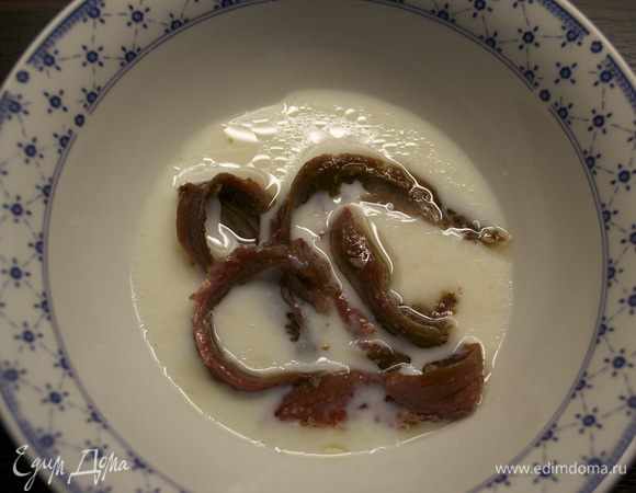 Замочить филе анчоусов в 1 столовой ложке молока, накрыть и оставить. 