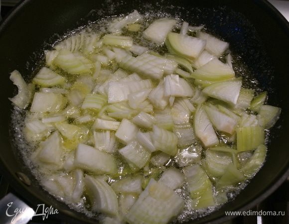 Растопить масло в другой кастрюле, чуть потомить в нем лук.