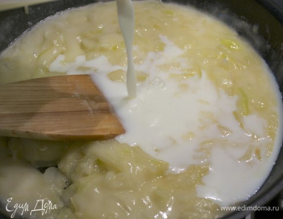 Постепенно влить вино и оставшееся молока. Дать соусу закипеть, помешивая, уменьшить огонь и поварить 3 минуты. 