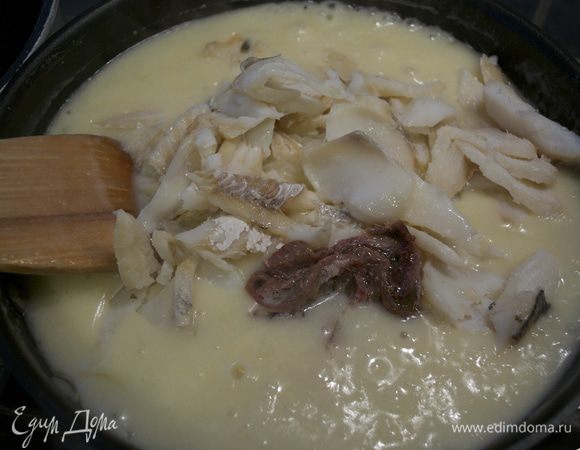 Осторожно вмешать в соус треску, анчоусы...