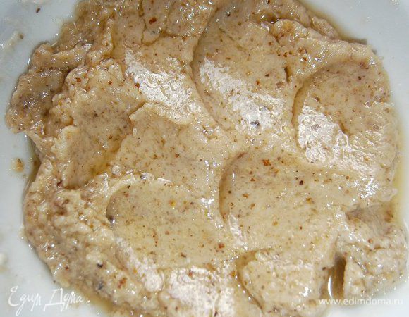 Сначала приготовим соус:
грецкие орехи подсушить в духовке ( или на сковороде) пока не потрескается шелуха.  Орехи немного остудить и очистить от шелухи ( возможно некоторая часть шелухи останется, главное, чтобы большая часть ушла).
Поместить орехи и чеснок в блендер и измельчить. Соединить с йогуртом, посолить по вкусу  и перемешать.