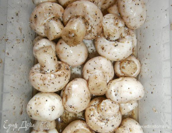 Маленькие шампиньоны промыть. Добавить масло, соль, перец, кориандр. Перемешать и дать постоять 5 минут.