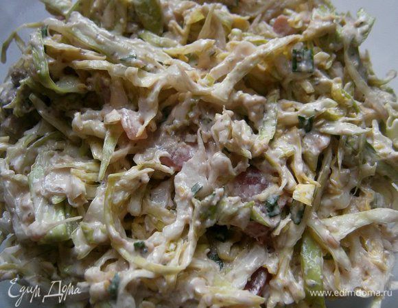 Сложить в салатник, капусту, помидор, тархун, шампиньоны - гриль, заправить ореховым соусом и перемешать.