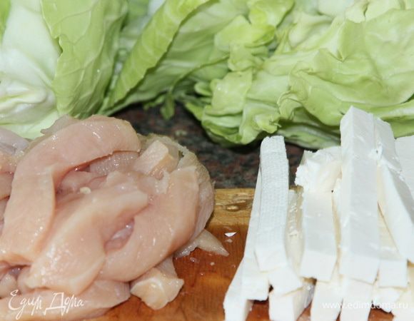 Капусту разбираем на листья, бланшируем их. Листья молоденькие, поэтому буквально несколько секунд в кипятке. Филе нарезаем на полоски, брынзу на брусочки.