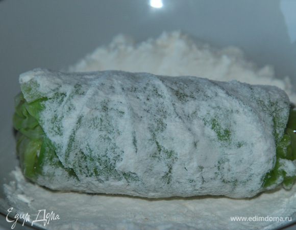 Панируем в муке.