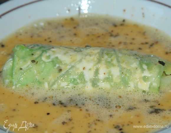 Затем обволакиваем во взбитом яйце. К яйцам добавлен натертый на мелкой терке чеснок, немного сушеного майорана и молотого черного перца.