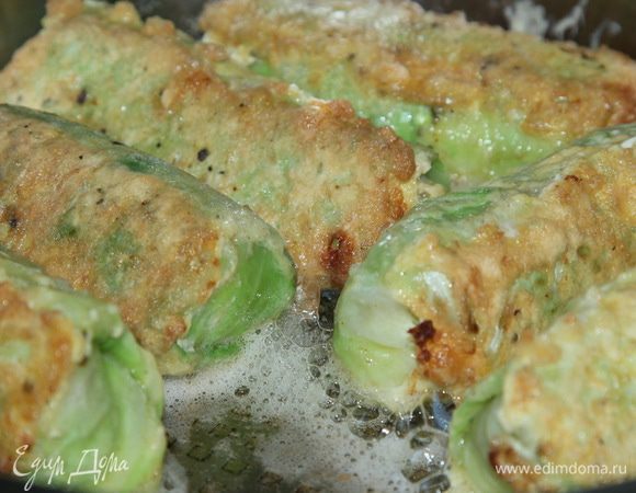 Выкладываем на разогретую сковороду и обжариваем на растительном масле со всех сторон до золотистой корочки. Приблизительно по три минутки на сторону (их у нас четыре). Огонь не сильный, такой чтобы масло не горело.