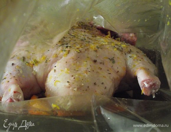 В глубокую форму вылить маринад и погрузить туда утку, убрать в холодильник на 1 час, переворачивая утку каждые 15 минут.  Нагреть духовку до 200 градусов. В пакет для запекания положить шкурки от апельсина, с которого выдавливали сок, а поверх них утку. Положить палочку корицы, бадьян и веточки тимьяна.