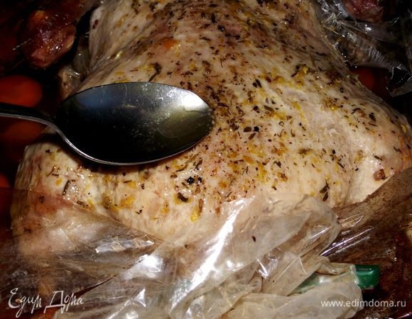 Вылить маринад и завязать пакет. Запекать первые 10 минут при  200 градусах, а затем 1-1,5 часа при 180 градусах. За 10 минут до конца времени приготовления разрезать пакет, полить утку соком и запекать до золотистой корочки.