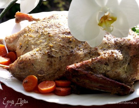 Сразу разрезать утку не стоит, оставьте на 15 минут «отдохнуть». Соки распределятся равномерно по всей утке и она легко будет разрезаться.