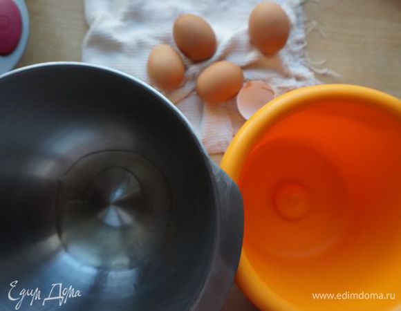 Корж с какао. Белки отделяем от желтков.