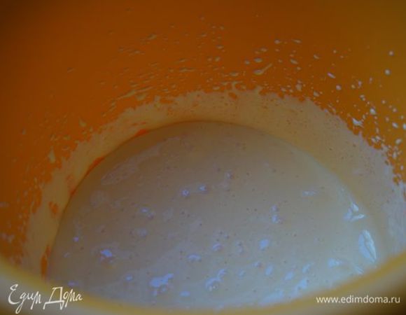 Желтки взбиваем с половиной сахара.