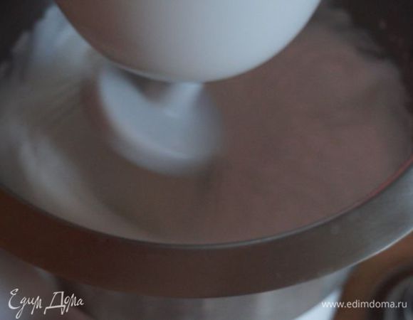 Белки взбиваем в крепкую пену с половиной сахара.
