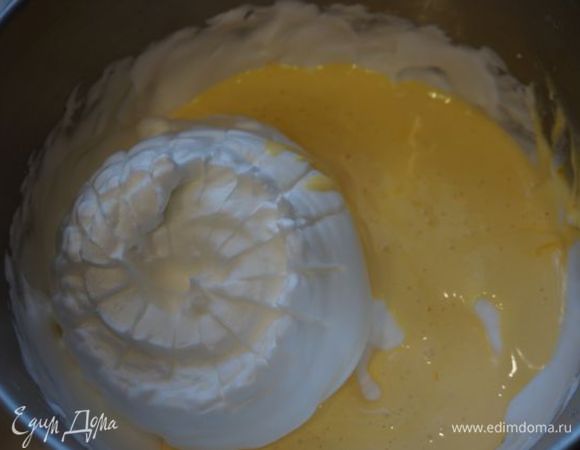 Когда белки взбиты, добавляем желтки и соединяем с помощью того же миксера или лопаткой.