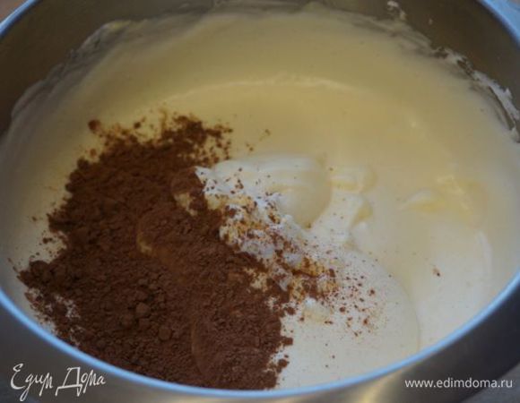 Просеиваем муку и какао порциями.