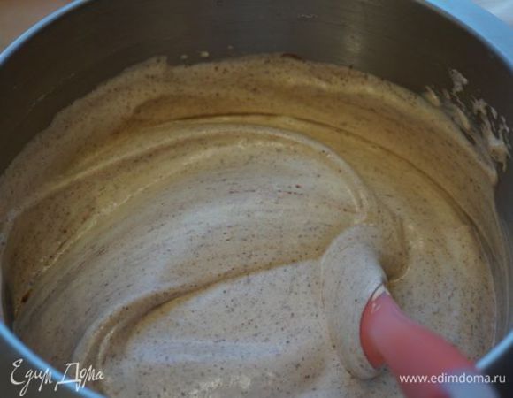 Аккуратно работаем лопаткой, соединяем взбитые яйца с мукой и какао.