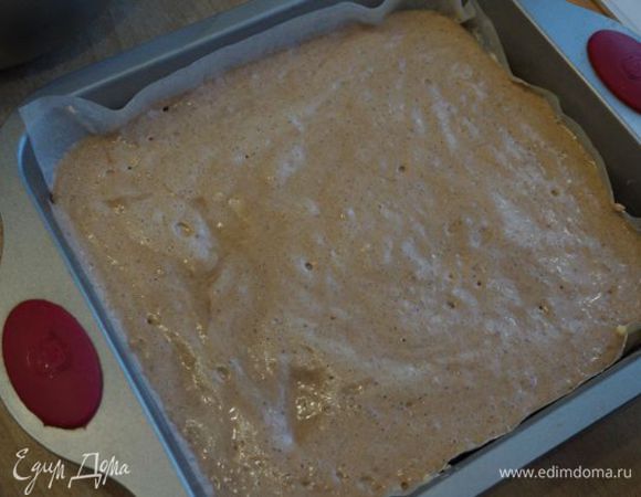 Форму (25*27 см) выстилаем пергаментом, бока смазываем маслом. Выливаем тесто. Выпекаем при 175"С до готовности около 40 минут. Готовый бисквит остудить на решетке.