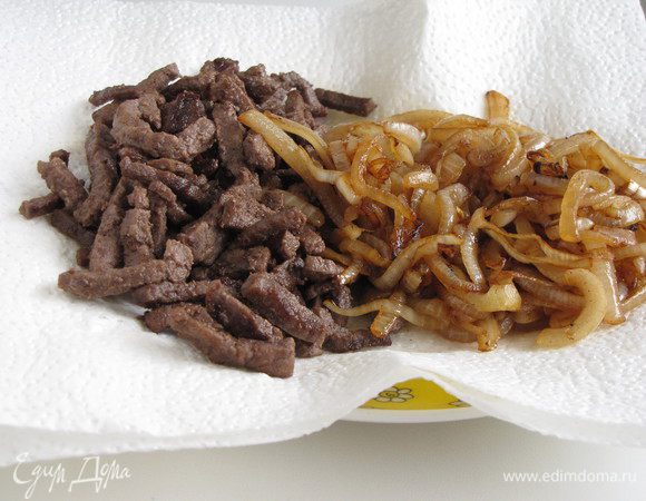 Обжаренный лук выложить к мясу и оставить.