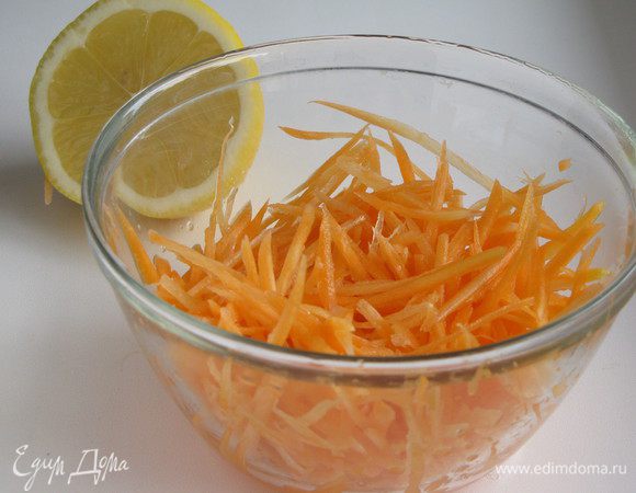 Морковь натереть на корейской терке и замариновать в соке лимона на 20 минут.