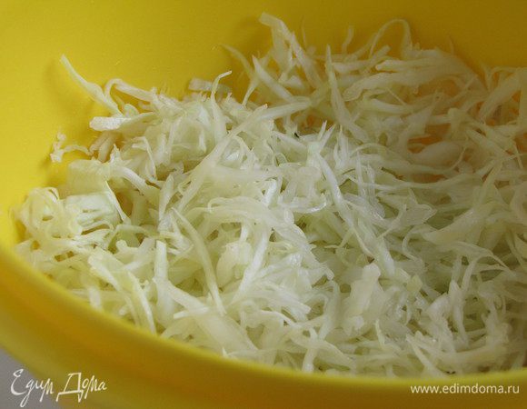 Капусту нашинковать соломкой и перетереть с солью.