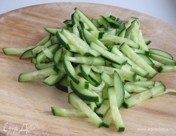 Огурцы нарезать соломкой. В рецепте указано два огурца, но я взяла один небольшой.