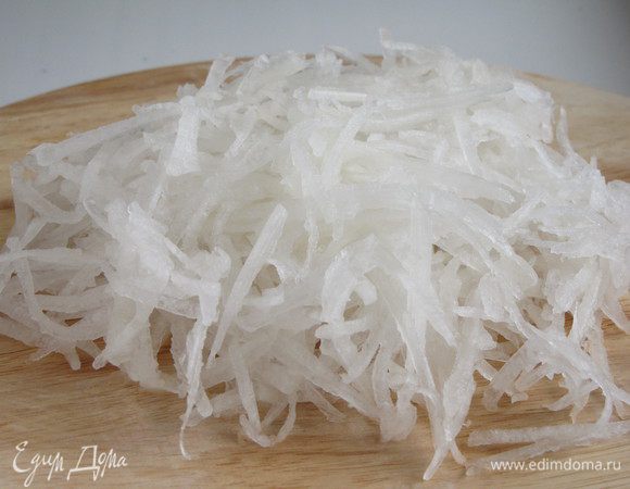 Редьку нарезать соломкой и замочить в холодной подсоленной воде на 10-15 минут, потом воду слить. Я этого не делала, т.к. использовала не острую редьку - дайкон.