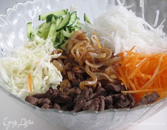 Соединить все подготовленные ингредиенты. Морковь, капусту и редьку предварительно отжать, чтобы не было лишнего сока.