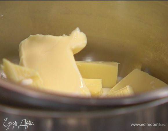 Добавить сливки, 60 г сливочного масла и растопить все на водяной бане.