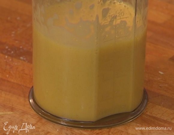 Яйца с сахаром взбивать блендером до полного растворения сахара — должна получиться пышная масса.