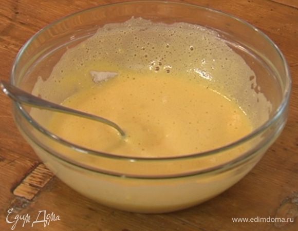 Соединить оба вида муки, влить яично-сахарную массу и вымешать гладкое тесто. Дать ему немного постоять.