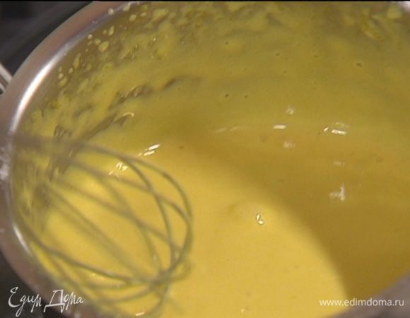 Влить в тесто растопленный шоколад с маслом и сливками, все перемешать.