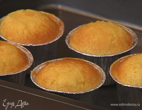 Небольшие формочки смазать оставшимся сливочным маслом, наполнить тестом и выпекать не дольше 7 минут в разогретой духовке.
