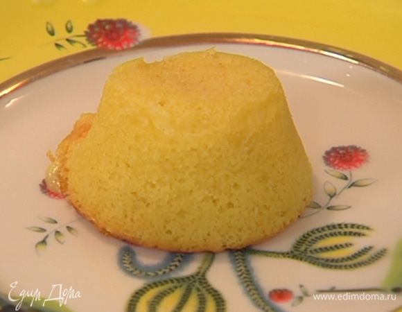 Вынуть фондан из формочек и посыпать сахарной пудрой.