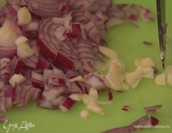 Лук и чеснок почистить и мелко порубить.