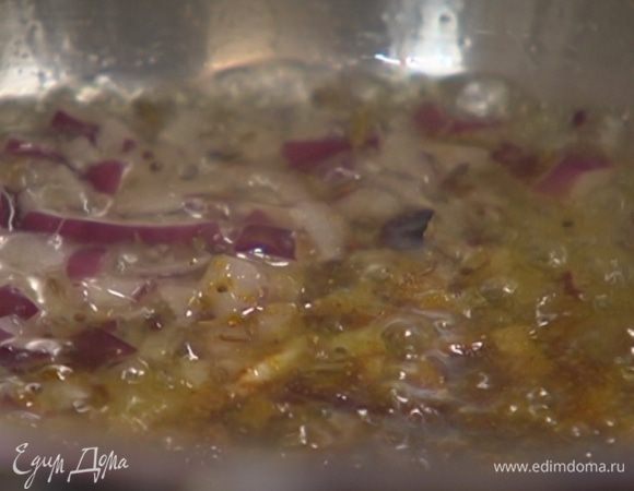 Разогреть в кастрюле с тяжелым дном растительное и сливочное масло, выложить лук и чеснок, добавить тмин, горчицу и карри, все перемешать и немного прогреть.