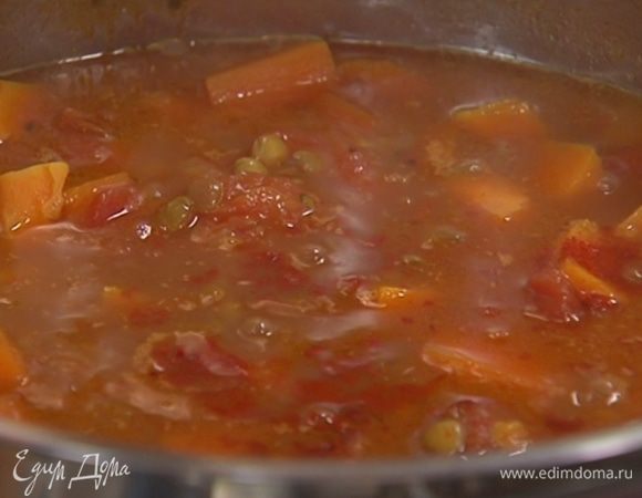 За пару минут до готовности добавить подкопченную паприку и соль, перемешать и снять суп с огня.