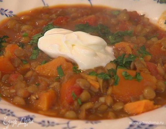 Разлить суп в тарелки, в каждую добавить немного йогурта, посыпать кинзой и подавать с кусочком тортильи.