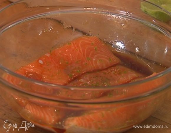 Семгу поместить в стеклянную или эмалированную посуду, полить маринадом и соком лайма и посыпать цедрой.