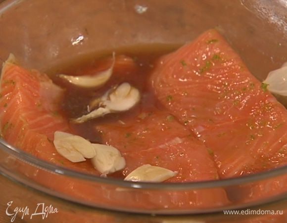 Чеснок почистить, раздавить плоской стороной ножа, добавить к рыбе и дать ей постоять 10 минут.